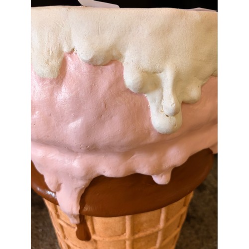 3080D - A stool/table in the form of an ice cream