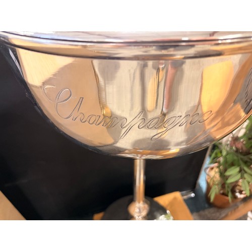 3083E - A chrome effect four bottle champagne holder