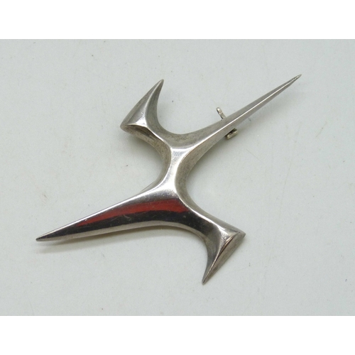 7005 - Ivan Tarrant, Ernest A Blyth, a silver Modernist design brooch, Birmingham, 1965, 6.8cm