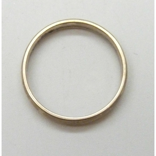 7006 - A 9ct gold ring, 3g, R