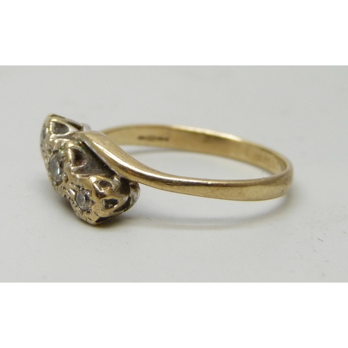 7009 - A 9ct gold three stone diamond ring, 2.2g, Q