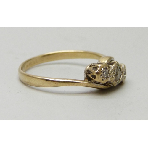 7009 - A 9ct gold three stone diamond ring, 2.2g, Q