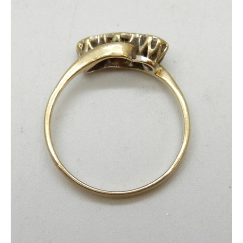 7009 - A 9ct gold three stone diamond ring, 2.2g, Q