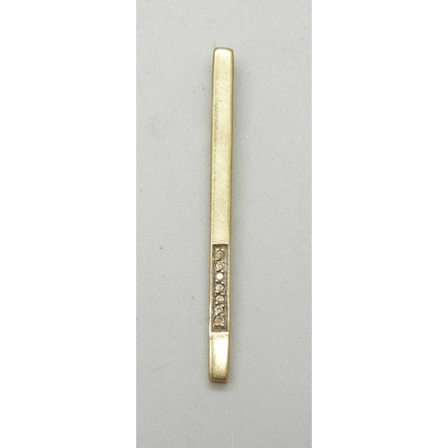 7016 - A 9ct gold pendant set with diamonds, 1.2g, 3.6cm
