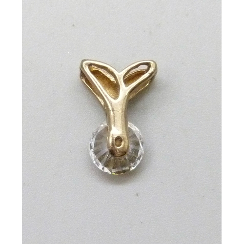 7018 - A yellow metal pendant, 1.2cm, on a 9ct gold chain, 1.4g