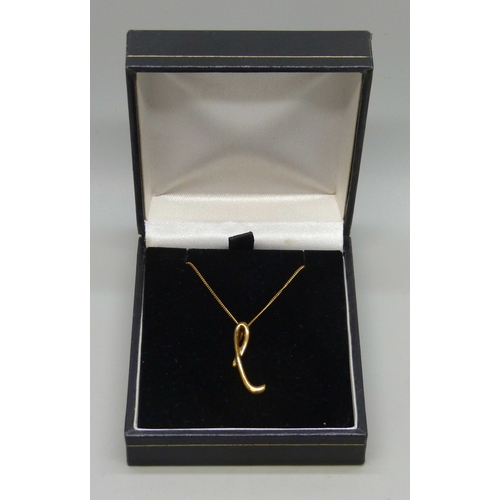 7019 - A 9ct gold pendant, 2.3cm, on a 9ct gold necklace chain, 2.2g total