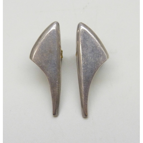 7020 - Ivan Tarrant, Ernest A Blythe, a pair of silver Modernist design earrings, Birmingham, 1965, 2.6cm, ... 