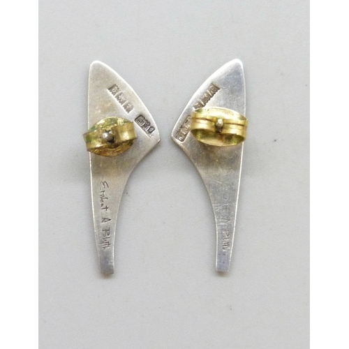 7020 - Ivan Tarrant, Ernest A Blythe, a pair of silver Modernist design earrings, Birmingham, 1965, 2.6cm, ... 