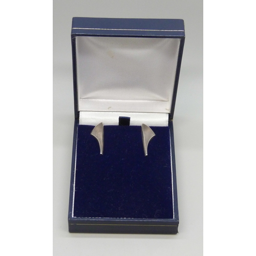 7020 - Ivan Tarrant, Ernest A Blythe, a pair of silver Modernist design earrings, Birmingham, 1965, 2.6cm, ... 