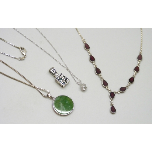 7040 - A collection of silver jewellery, box chain plated, 23g total