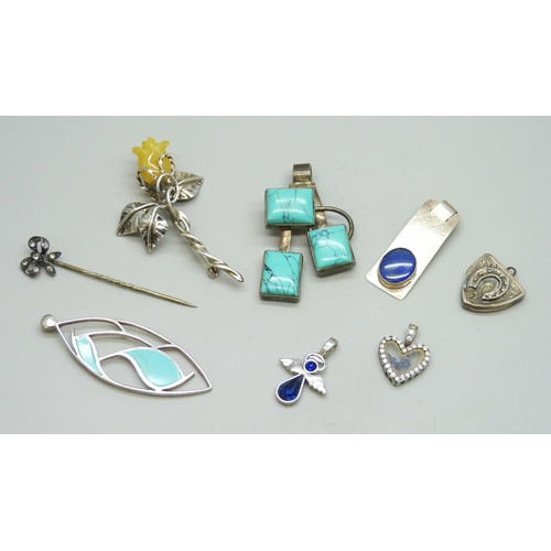 7047 - A collection of silver jewellery including a rose design brooch, 37g, a white metal lapis lazuli pen... 