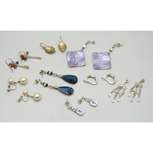 7049 - Four pairs of silver earrings, and a collection of costume earrings