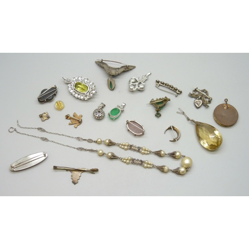 7053 - A collection of vintage jewellery including an Eyptian Revival brooch, an Edwardian enamel brooch, a... 