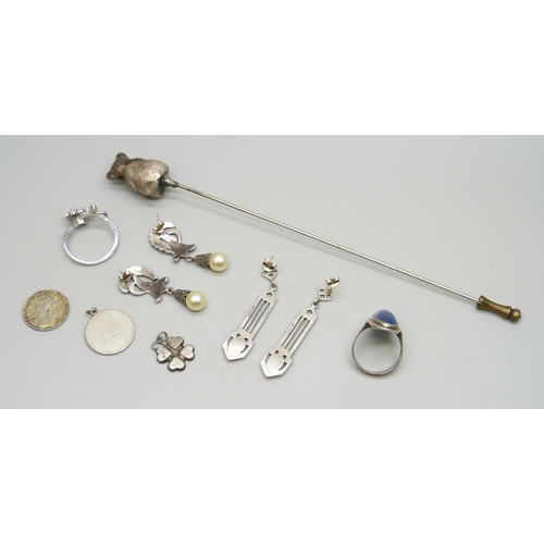 7055 - A silver topped hat pin in the form of a bear, a .800 silver ring, a silver plated spinner ring, a p... 