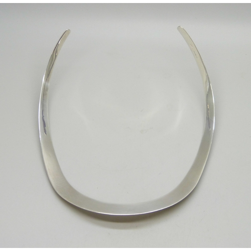7057 - A silver torque collar necklace, hallmarked, 41g