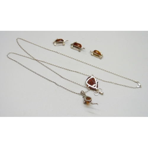 7060 - A collection of silver and amber mouse design jewellery, 19g total, pendant 3.7cm including bail