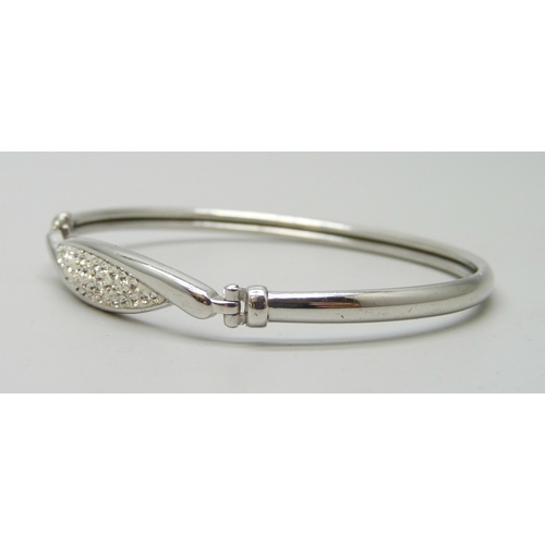 7061 - A silver bangle, 7g, 6 x 5cm