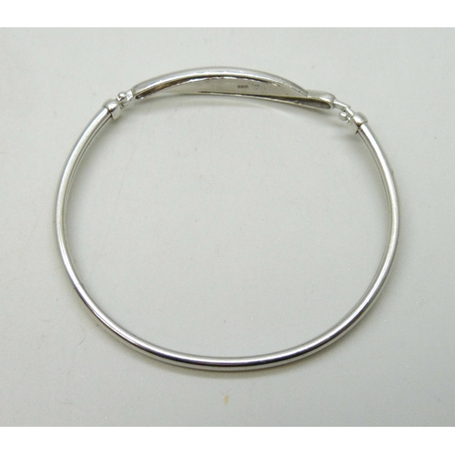 7061 - A silver bangle, 7g, 6 x 5cm
