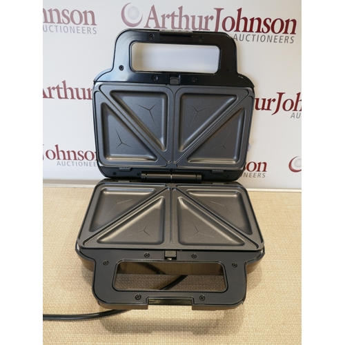 6017 - A Breville toastie maker, (388-490) *This lot is subject to VAT