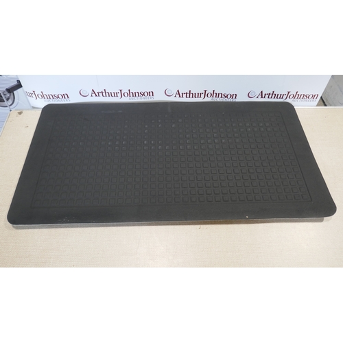 6031 - Two Kitchenaid kitchen mats  (388-233,234) *This lot is subject to VAT