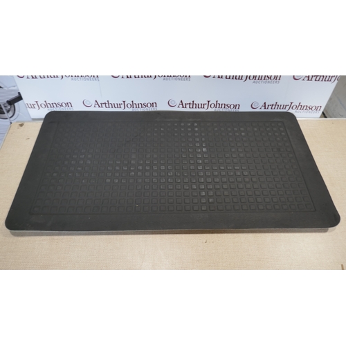 6031 - Two Kitchenaid kitchen mats  (388-233,234) *This lot is subject to VAT