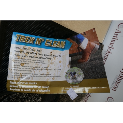 6032 - A Trek 'n Clean microfibre door mat, (388-236) *This lot is subject to VAT