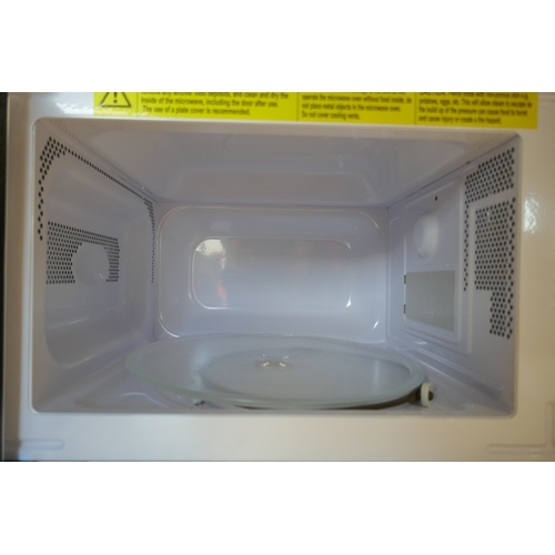 6055 - A Nutmeg microwave with 5 power levels and 30 minute timer *This lot is subject to VAT
