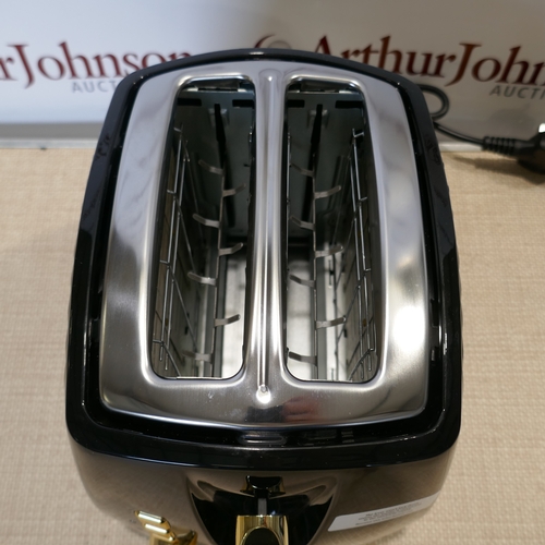6059 - Two toasters to include Russel Hobbs *This lot is subject to VAT