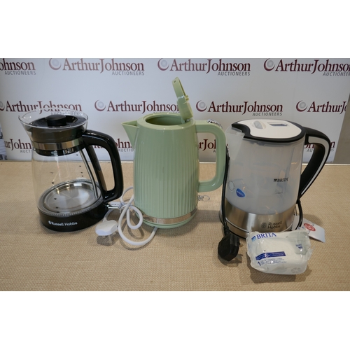 6060 - Three kettles to include Russel Hobbs and Nutmeg *This lot is subject to VAT