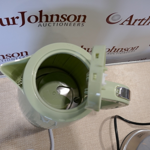 6060 - Three kettles to include Russel Hobbs and Nutmeg *This lot is subject to VAT