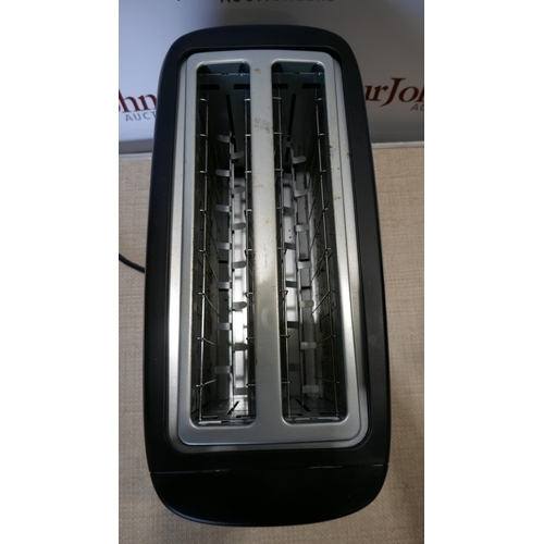 6059 - Two toasters to include Russel Hobbs *This lot is subject to VAT