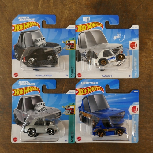 5001A - 25 assorted Mainline Hotwheels toy cars to include Lamborghini Miura, Minecraft Kart, Batmobiles, Pa... 