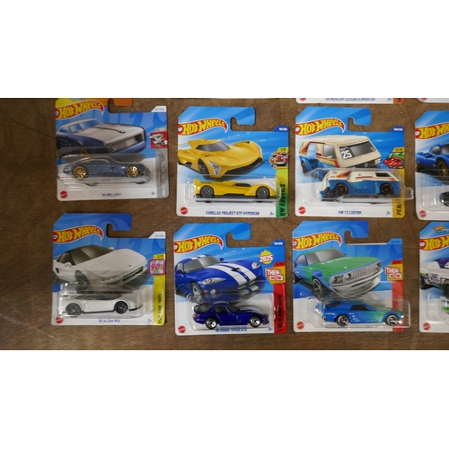 5001C - 29 Mainline Hotwheels toy cars to include Datsun 240Z, Mustang GT, Porsche 911 Cabriolet, Hi Roller ... 