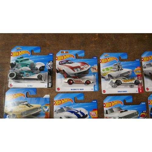 5001C - 29 Mainline Hotwheels toy cars to include Datsun 240Z, Mustang GT, Porsche 911 Cabriolet, Hi Roller ... 