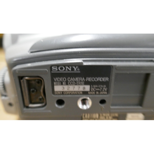 5026 - Three assorted cameras including a Sony Handycam 72x digital zoom camera recorder, a Sony DSC-570 di... 