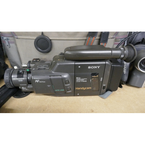 5027 - A quantity of assorted cameras including Ferguson Videostar, Sony Video 8 Handgram, etc. **Ferguson ... 