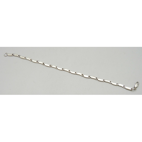 7057 - A silver and mother of pearl bracelet, 19.5cm