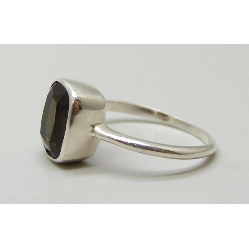 7068 - A silver and smoky quartz ring, L