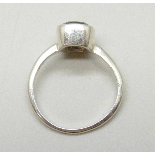 7068 - A silver and smoky quartz ring, L