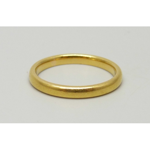 7143 - A 22ct gold wedding band ring, 2.5g, I/J