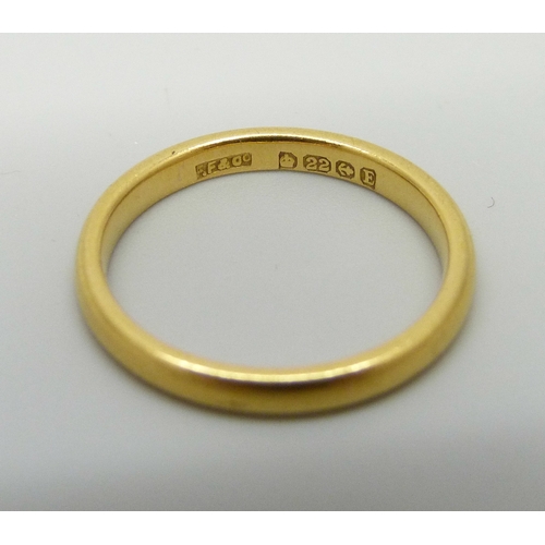 7143 - A 22ct gold wedding band ring, 2.5g, I/J