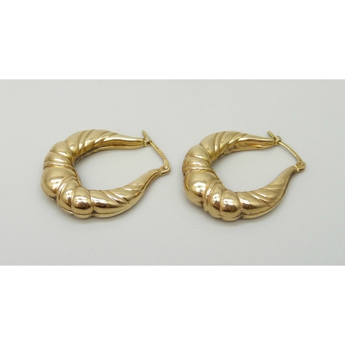 7145 - A pair of 9ct gold hoop earrings, 2.9g, 2.8cm