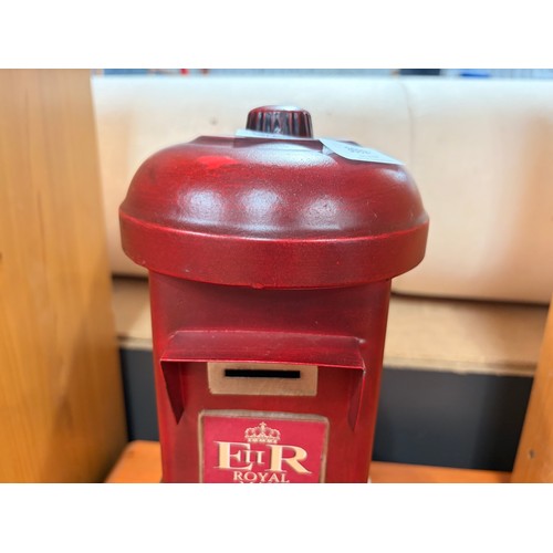 3072 - A table clock in the form of a red post box