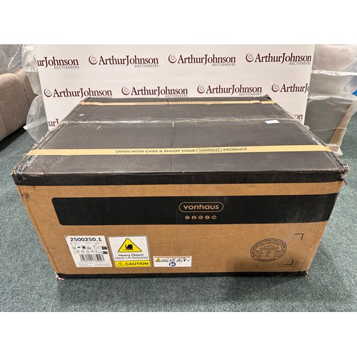 3094 - An extra large American BBQ with smoker
