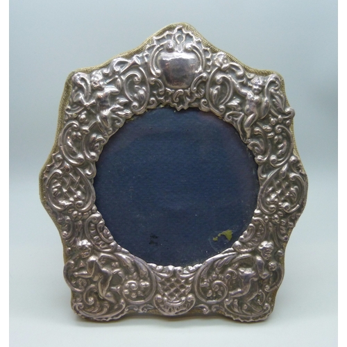 7004 - An Art Nouveau style silver photograph frame, London, 1982, 16.8 x 15.3cm, 9 x 9.2cm aperture