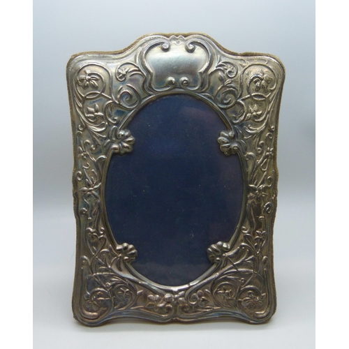 7005 - A Carr's Art Nouveau style silver photograph frame, Sheffield, 1990, 20 x 14.5cm, 13.3 x 9.4cm apert... 