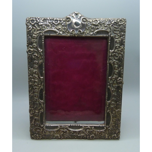 7008 - A Victorian silver photograph frame, Birmingham, 1900, 20 x 14.5cm, 9.4 x 14cm aperture, a/f
