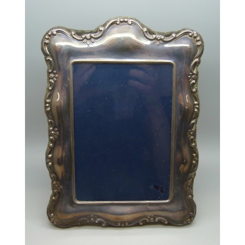 7009 - A silver photograph frame, Sheffield, 1993, 21 x 15.2cm, 13.6 x 9.4cm aperture