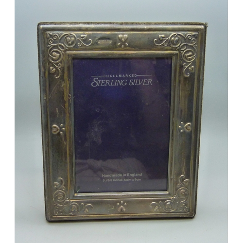 7010 - A Carr's Art Nouveau style silver photograph frame, Sheffield, 1992, 18 x 14cm, 12.2 x 8.5cm apertur... 