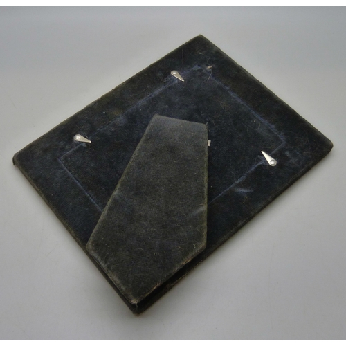 7010 - A Carr's Art Nouveau style silver photograph frame, Sheffield, 1992, 18 x 14cm, 12.2 x 8.5cm apertur... 